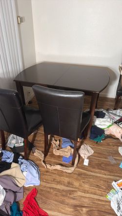 Table with 3 chairs