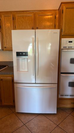 Frigidaire Model FRFS2823AW3 in White