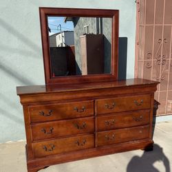 BEDROOM SET, 5 PC California King BED FRAME, DRESSER AND NIGHTSTAND