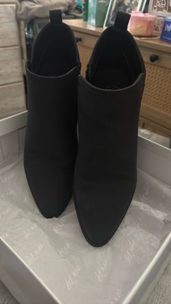 Low cut black boots