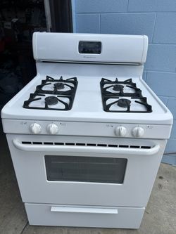 Gas Stove Frigidaire 30” Wide .