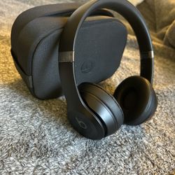  Beats Solo 4 Wireless On-Ear Headphones - Matte Black (Like New Condition)