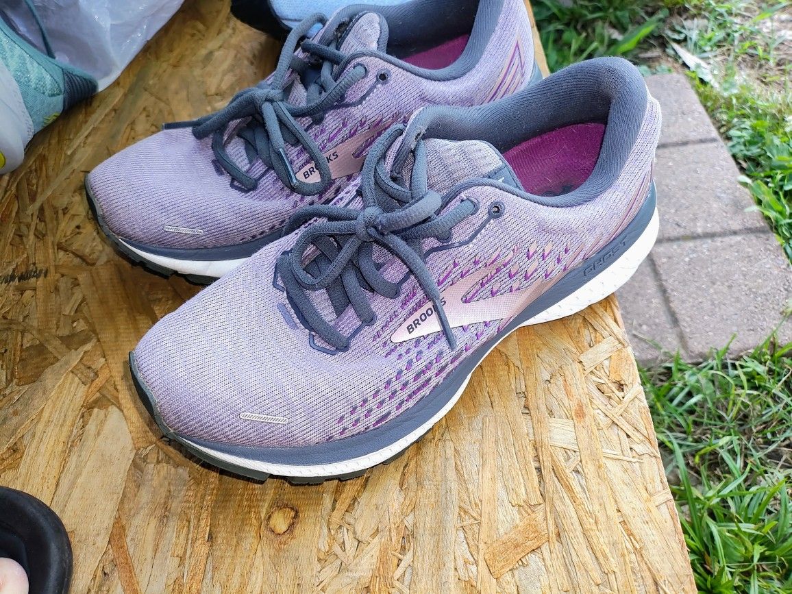Women's Size 6 Brooks