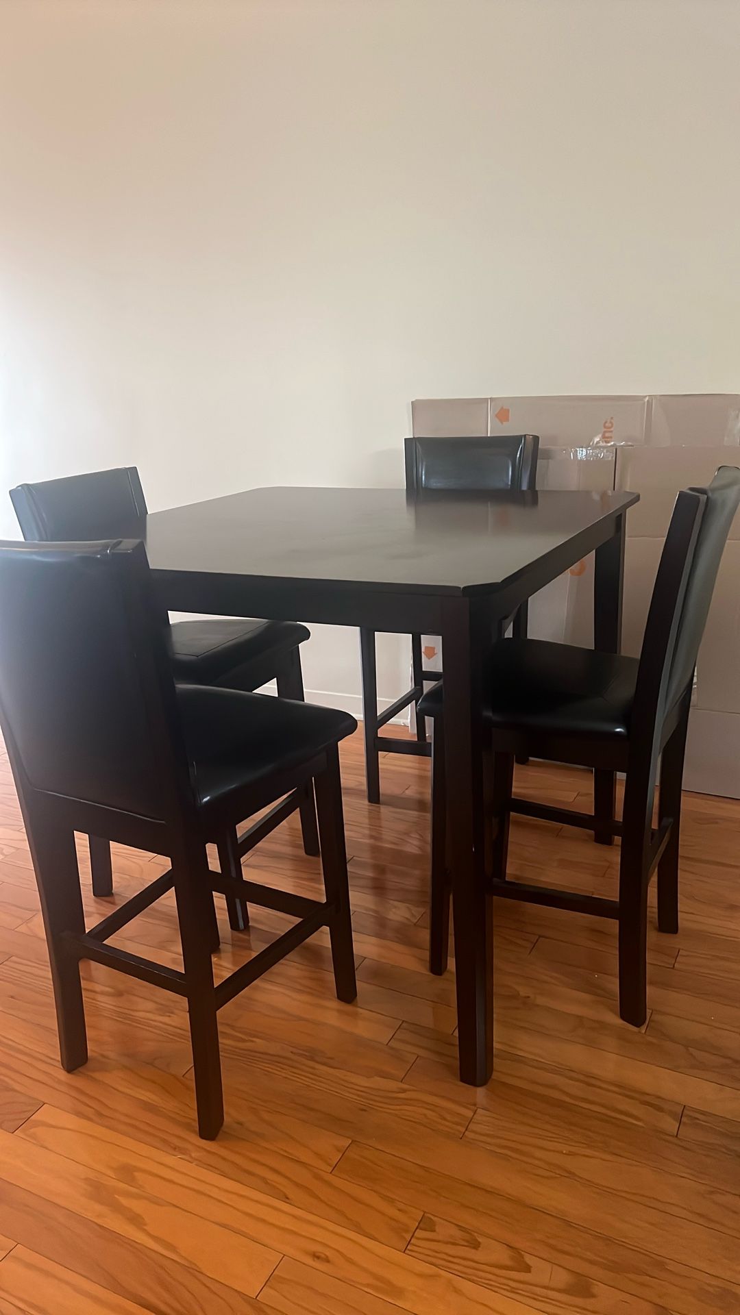 Pub Dining Room Table/Chairs
