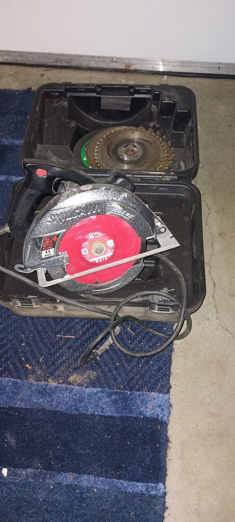 Skilsaw Circular Saw & 5 Extra Blades Included 