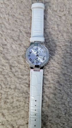 beautiful guess women's watch. (NEEDS NEW BATTERY) (MUST SELL TODAY)