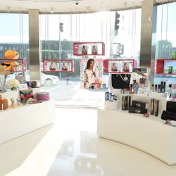 3 Custom Luxury Retail Display Fixtures