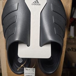 Adidas Adicane Clogs
Size Men’s 7 / Women’s 8