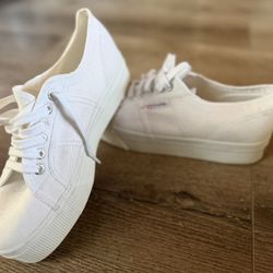 New superga Size 9 Women’s 