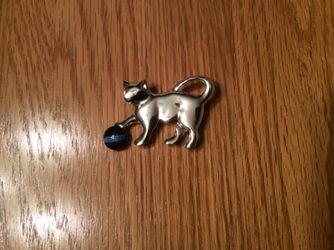 Silvertone cat with blue ball pin