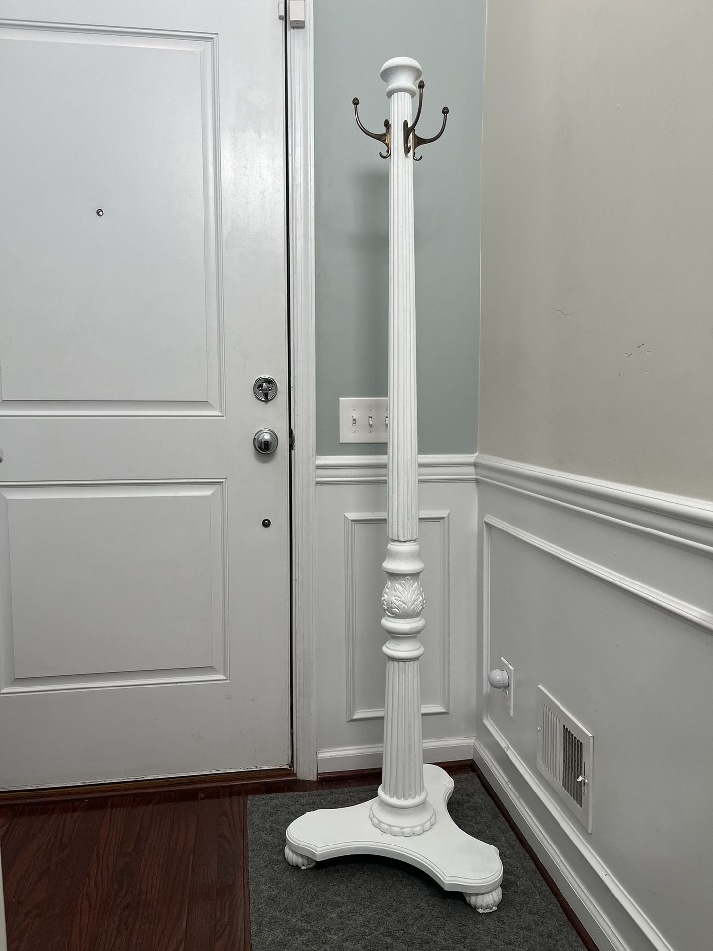 Entry Coat and Hat Storage Rack