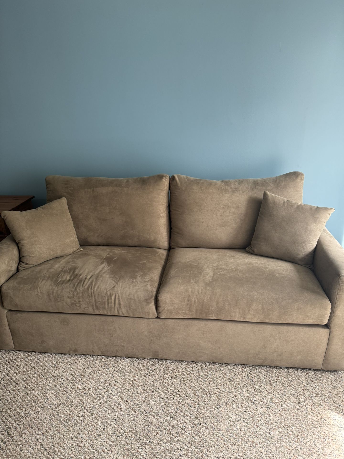 Pull Out Couch, Queen Bed. Excellent Condition.