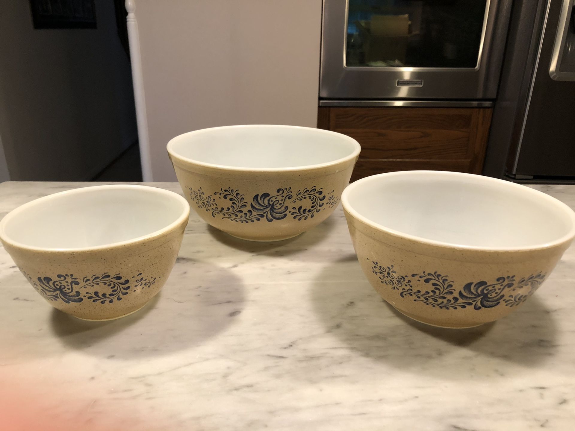 Vintage Pyrex mixing bowls