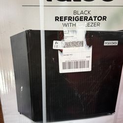 Igloo 1.6-cu ft Mini Fridge with Freezer