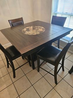 Dining table mesa