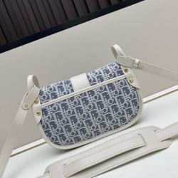 A classic retro versatile shoulder bag