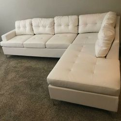 Heights White Faux Leather Reversible Sectional with Storage Ottoman [HOT DEAL]


(Sofa & couch, living room)