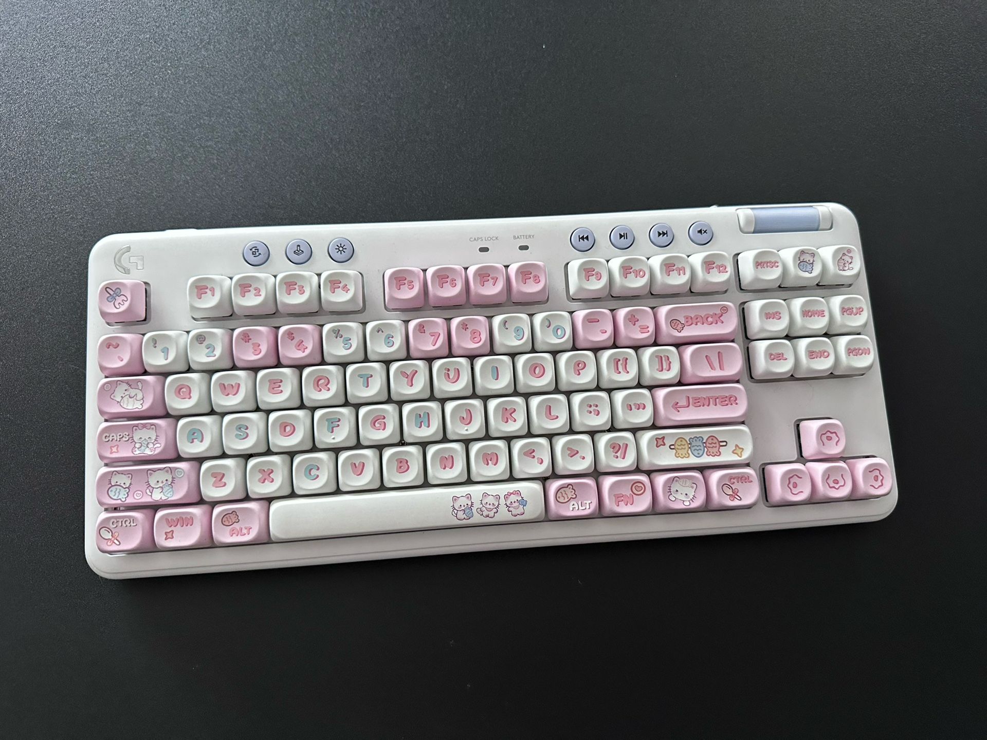 logitech g715 keyboard with custom keycaps