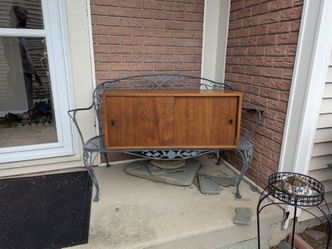 Record cabinet