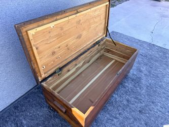 Lane Cedar Hope Chest / Blanket Chest – Vintage Solid Wood Trunk