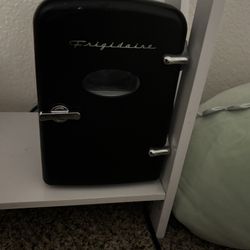 Frigidaire Black Retro Mini Fridge 