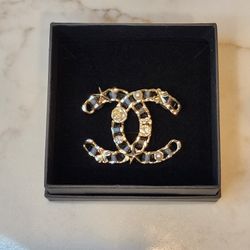 Beautiful New Brooch Includes Gift Box