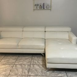 White leather couch ( FIRM PRICE!! NOT ACCPETING  NOTHING LESS)