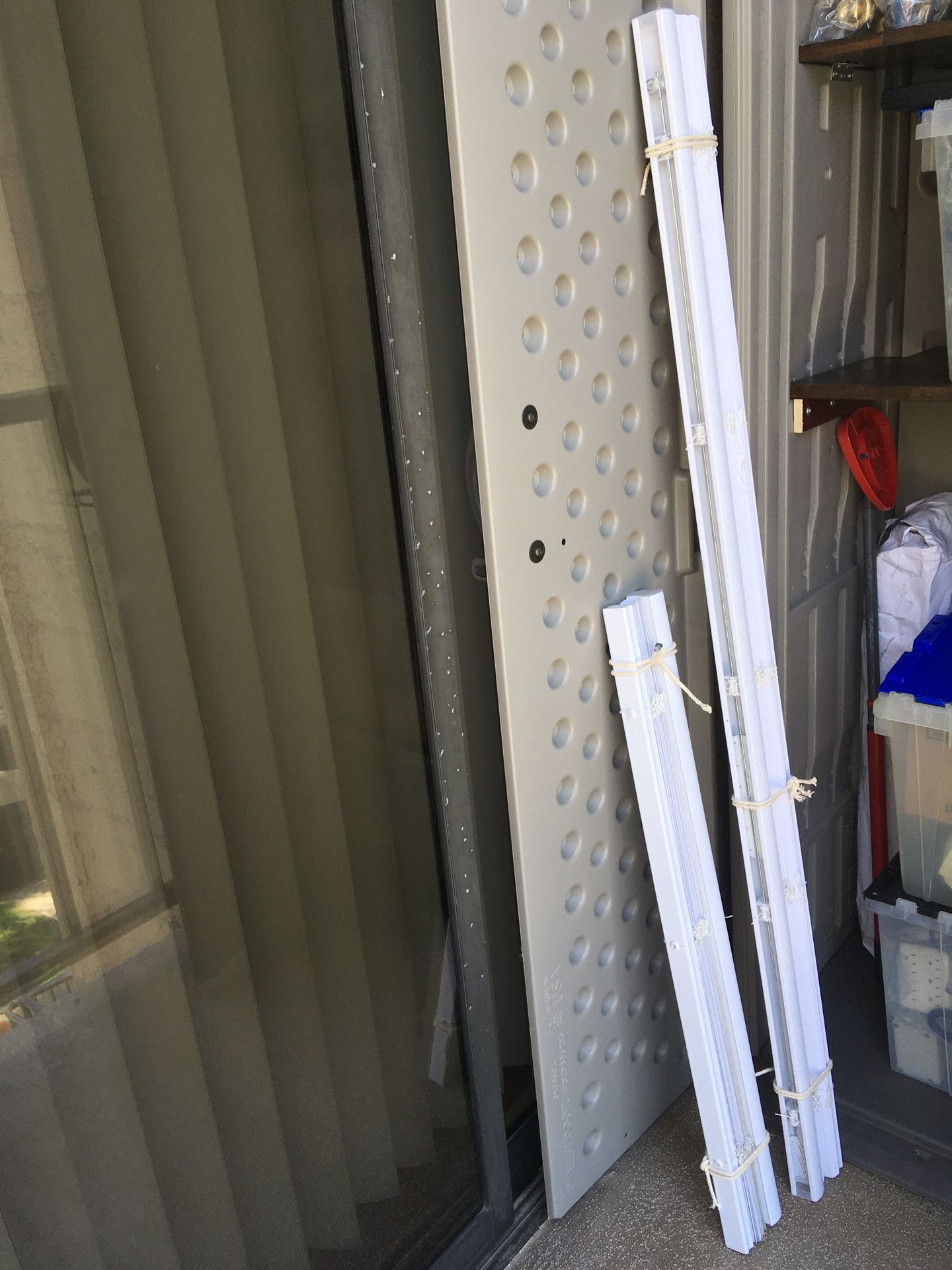 HORIZONTAL BLINDS