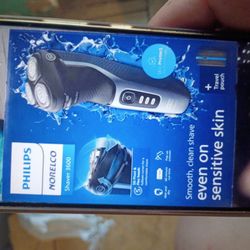 Philips Norelco Shaver 3600 + Travel Bag