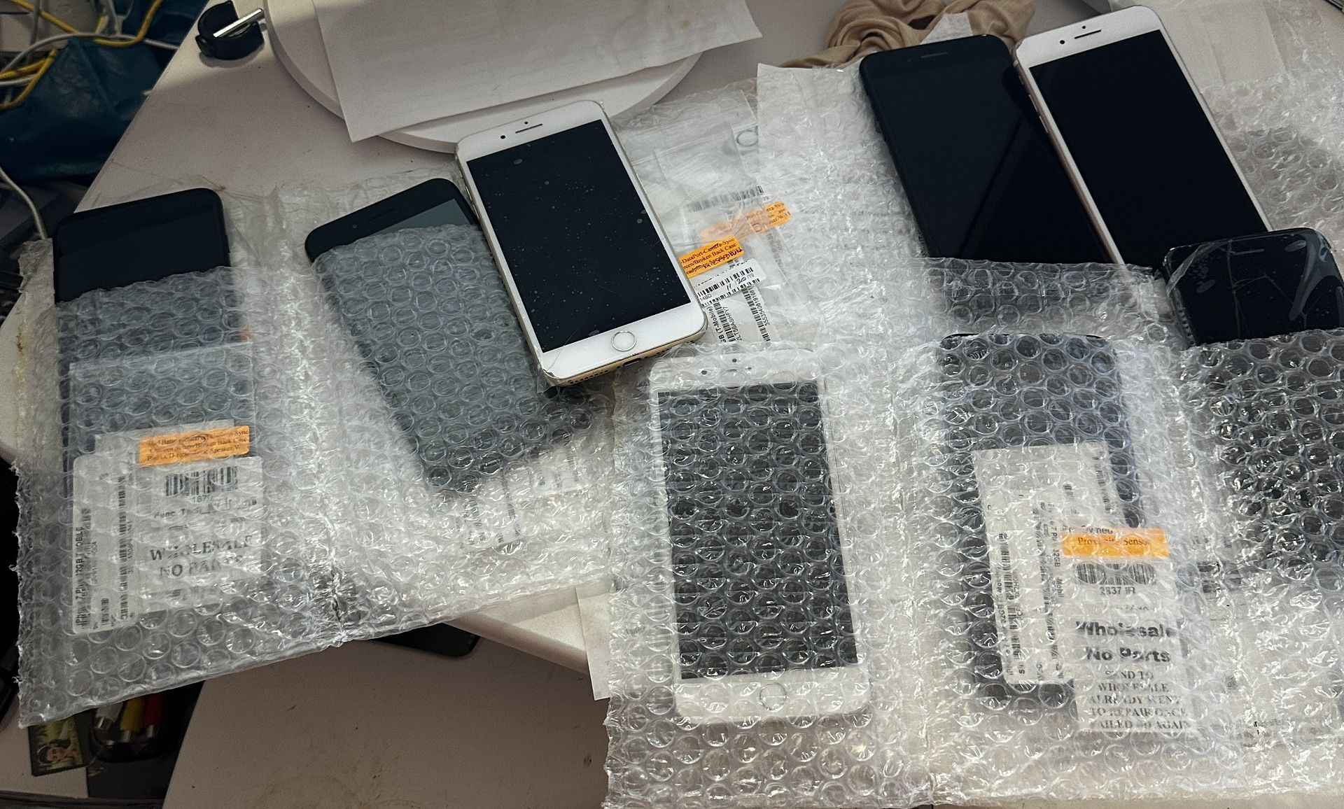 Selling a lot of 8 iPhone 7 Plus 32GB devices – Perfect for resellers, repair shops, and exporters!