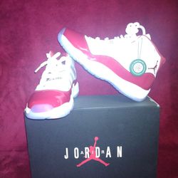 Air Jordan Cherry Retro 11 Size 6 Youth 