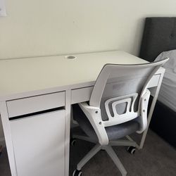 Desk/ Escritorio Y Silla 