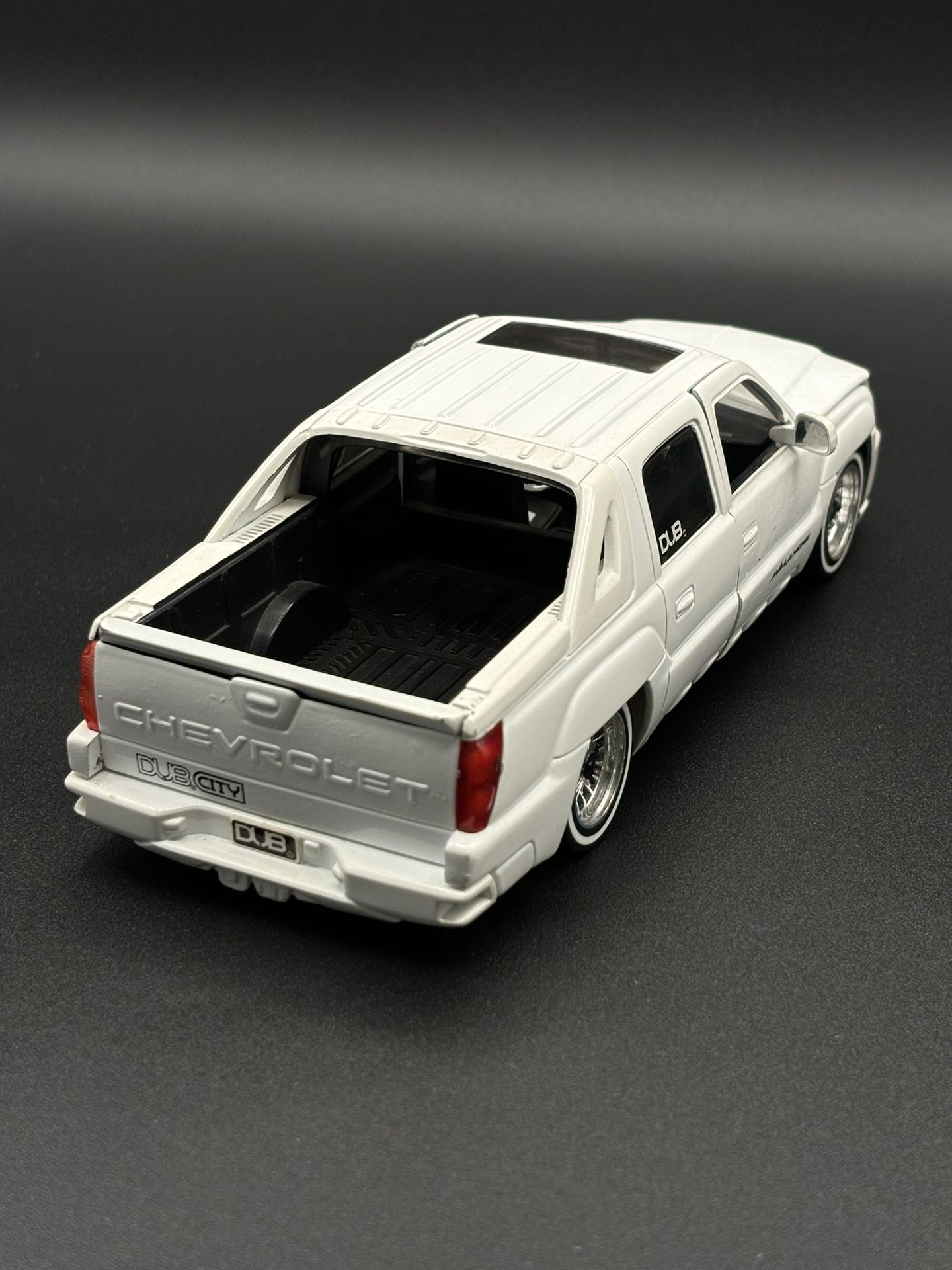 2001 Chevy Avalanche 1:24 Diecast model car by Jada Dub City for