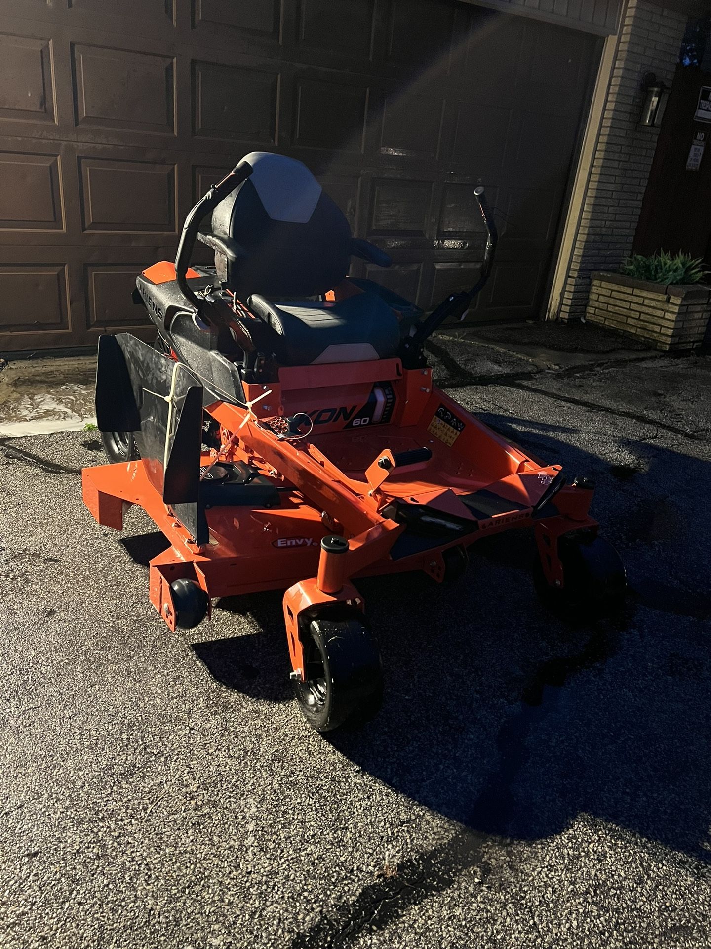 Ariens IKON 60-in 23 -HP V-twin Gas Zero-turn Riding Lawn Mower