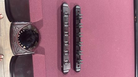 Wall mount Que holder