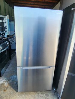 Insignia brand 2-door refrigerator, freezer at the bottom, is new