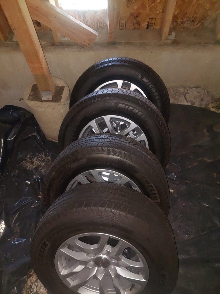 Chevy 1500 Factory Wheels and Michelin Tires