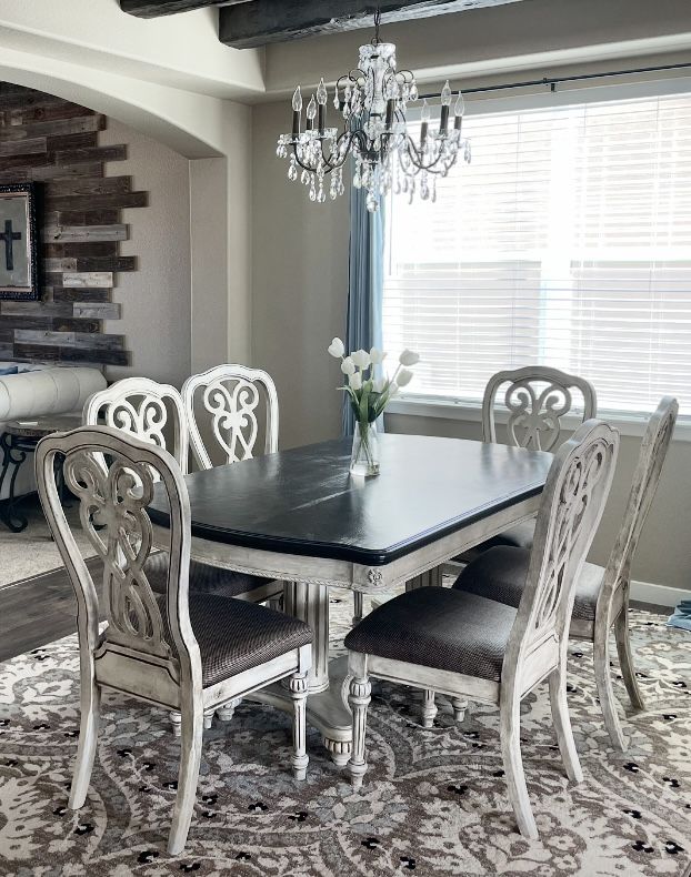 Stunning Dining table And 6 Chairs