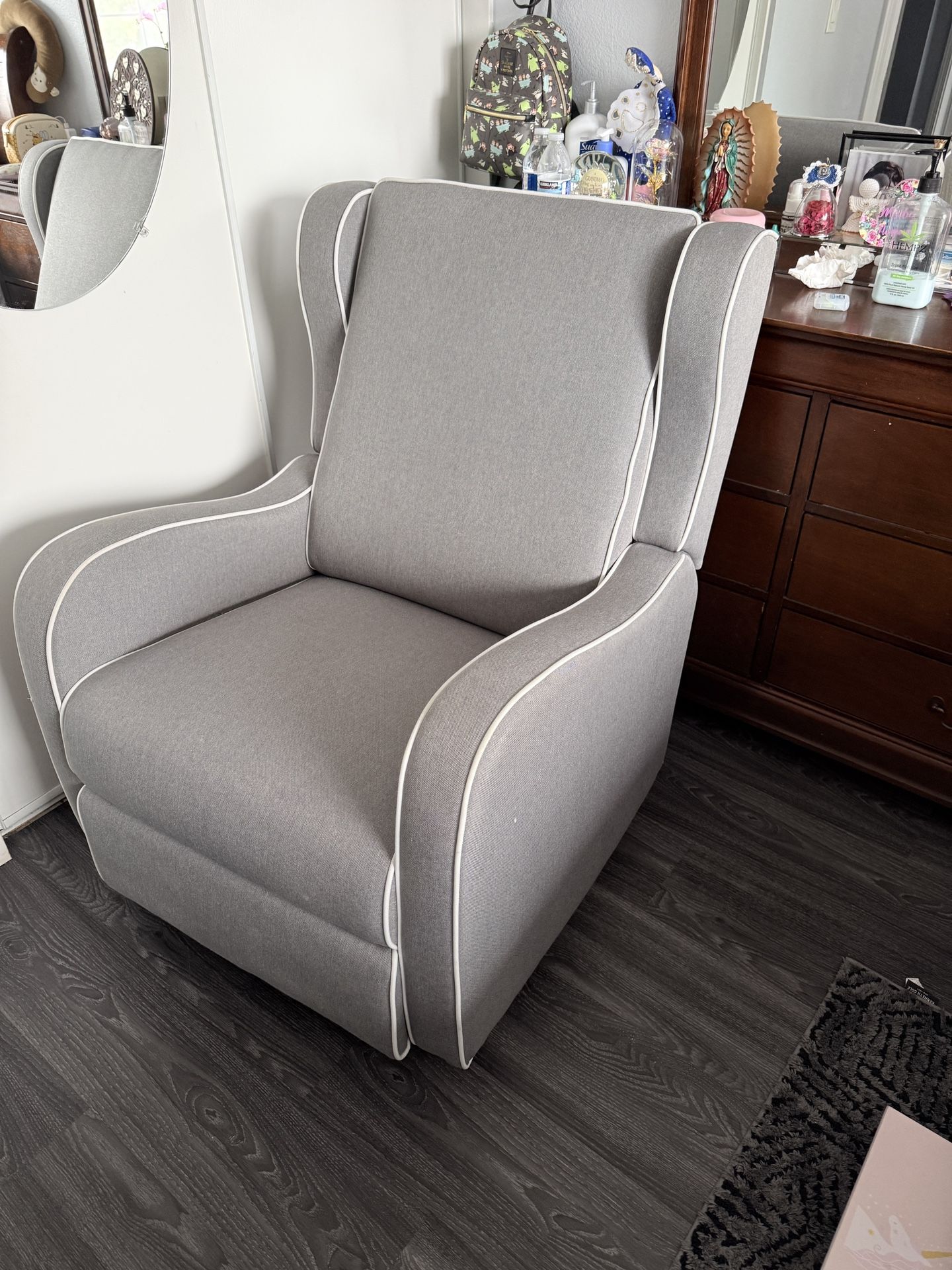 Modern Gray Recliner – Excellent Condition