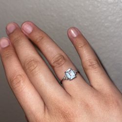 Ring  10 k Withe Gold Sizes 7