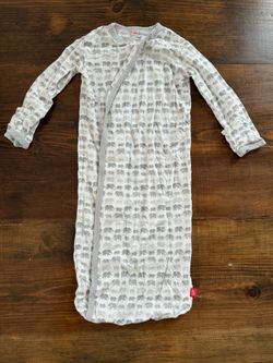 Magnetic me newborn gown