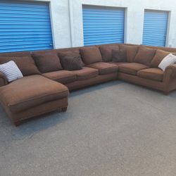 Comfortable huge sectional couch 🛋️ very nice