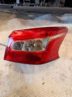 2016 - 2019 Nissan Sentra Tail Light