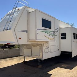 2004 Sierra 40ft toy hauler fifth wheel with 2 slideouts huge garage