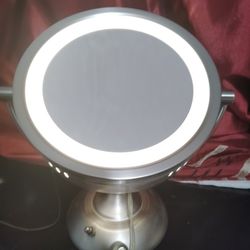 Magnifying Make Up Mirror With Light
