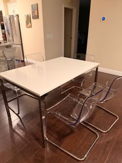 White Dining Table with 5 Clear Acrylic Chairs