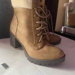 Size 8 Boots With The Fur 