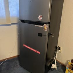 Mid Size Refrigerator With Freezer. 