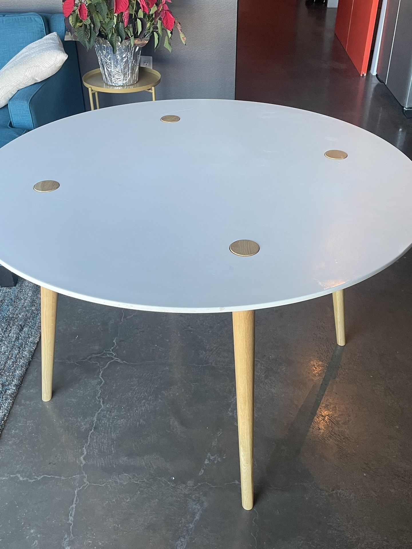 White round table/ Breakfast nook