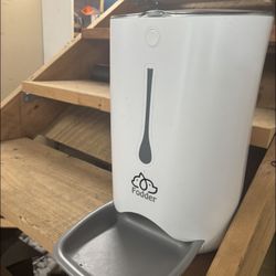 LOW PRICE MOVING- AUTOMATIC PET FEEDER